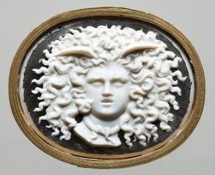 Leder av Medusa - Verksted til James Tassie (1735-1799). Farget glass, forgylt papir