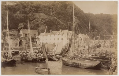 Fiskebåter i havnen i Clovelly
