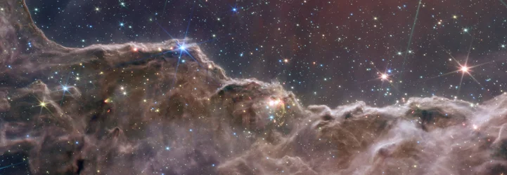 Kosmiske klipper i Carina-tåken (NIRCam og MIRI Composite Image)
