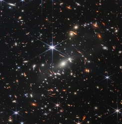 Lensing Galaxy Cluster (Webbs første dypfelt)