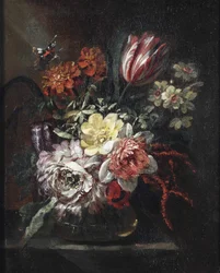 En tulipan, roser, påskeliljer og andre blomster i en glassvase, en sommerfugl over, alt på et delvis drapert bord