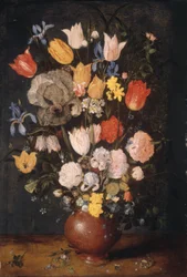 Blomsterbukett i en steintøyvase