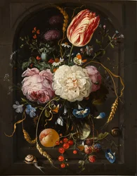 Stilleben av blomster i en glassvase med insekter og frukt i en steinnisje