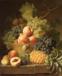 Epler, druer, aprikoser og bær i en kurv med ananas, druer og annen frukt på en marmorkant