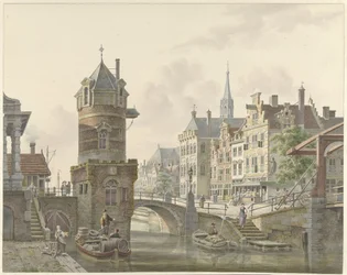 Kanal i en by med et tårn ved en steinbro
