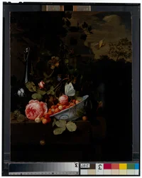 Stilleben med en skål med jordbær, en rose og en flaske på en avsats, et landskap bortenfor