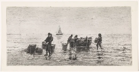 Fiskere tømmer en slupp på stranden