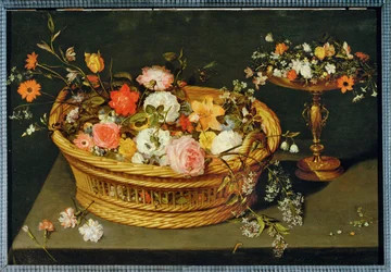 En kurv med blomster og en forgylt sølvkopp (maleri på lerret)