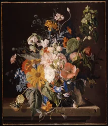 Valmuer, stokkroser, praktsløyfer, fioler, tusenfryd, blomstererter, ringblomster og andre blomster i en vase med en snegle på en hylle