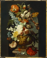 Tulipaner, roser, hyasint, auricula og andre blomster i en skulpturert urne på en steinsokkel i en nisje.