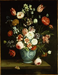 Blomster i en blå og hvit porselensvase, med møll og andre insekter på en avsats