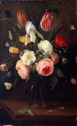 Roser, tulipaner og andre blomster i en glassvase, med insekter, på et bord