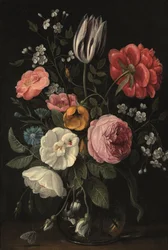 Roser, en tulipan, en peon, en kirsebærblomst og et centaurium i en glassvase på en avsats (olje på kobber)