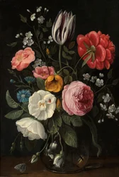 Roser, en tulipan, en peon, en kirsebærblomst og et centaurium i en glassvase på en avsats