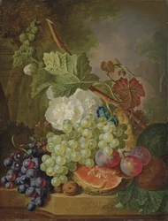 Blomster, druer, plommer, valnøtter og en melon på en steinhylle