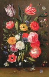 Tulipaner, roser, anemoner og andre blomster i en glassvase med sommerfugler og en larve på en avsats