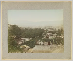 En Kyoto-by fra Maruyama, Japan (håndfarget svart/hvitt-bilde)