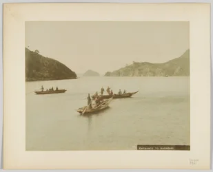 Inngang til Nagasaki, Japan (håndfarget svart/hvitt-bilde)