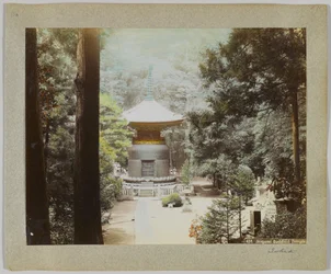 Ikegami Buddhist Temple, Tokyo, Japan (håndfarget svart/hvitt-bilde)