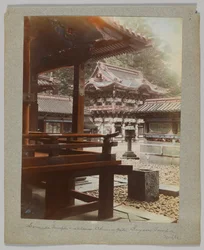 Innvendig port ved Tōshō-gū, Nikko, Japan (håndfarget svart/hvitt-bilde)