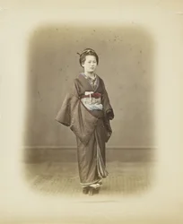 Japansk kvinne i tradisjonell kjole (håndfarget s/hv-bilde)