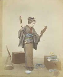 Japansk kvinne med speil