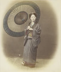 Japansk kvinne med paraply (håndfarget s/h-bilde)