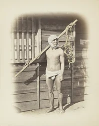 Mann med fiskekurv (håndfarget s/h-bilde)