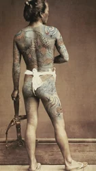 Mann med spesifikk japansk tatovering. Albumfoto, håndfarget. Rundt 1880