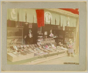 Millinery shop, Japan (håndfarget svart/hvitt-bilde)