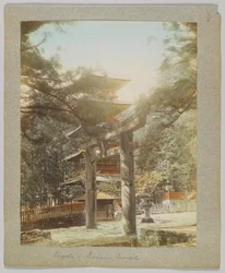 Pagoda i Tōshō-gū, Nikko, Japan (håndfarget svart/hvitt-bilde)