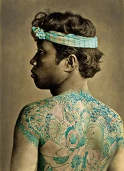 Portrett av en mann med tradisjonelle japanske Irezumi-tatoveringer, ca. 1880 (håndfarget albumbilde)