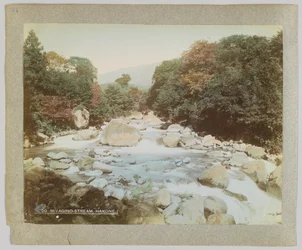 Stream ved Miyagino, Hakone, Kanagawa Prefecture, Japan (håndfarget svart/hvitt-bilde)