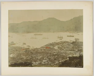 Havnen i Nagasaki, Japan (håndfarget svart/hvitt-bilde)