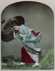 Young Japanese Girl in the Rain, ca. 1900 (håndfarget bilde)