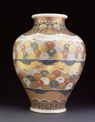 En Satsuma-vase malt med krysantemum, sent på 1800-tallet (keramikk med emalje)