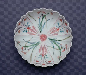 Arita Chrysanthemum Shaped Bowl, sent på 1600-tallet (emaljert porselen)