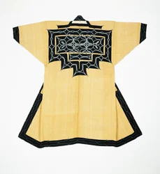 Seremoniell kappe (attush) av Ainu-befolkningen med tradisjonelle Ainu-motiver, broderi med kjedesøm, bark av almetre, ull og bomull