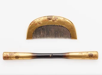 Kam og hårnål, sent 1800-begynnelse av 1900-tallet (horn og tre med lakk og gull)