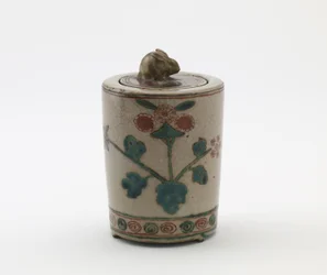 Sylindrisk røkelsesbrenner med kanin på lokket, Edo-perioden eller Meiji-tiden (keramikk)