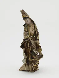 Figur av Kannon som holder en fisk i en kurv, Meiji-tiden (keramikk)