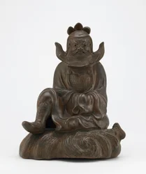Figur av Shoki, demonutkjemperen, sittende på en stein, Imbe, Okayama prefektur, Edo-perioden eller Meiji-tiden (keramikk)