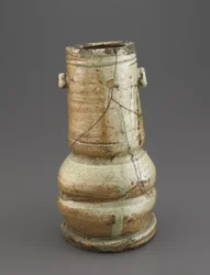 Blomstervase med to ører, Mie prefektur, Momoyama-periode, tidlig 1600-tall (hvit steintøy med flere lag askeglasur)