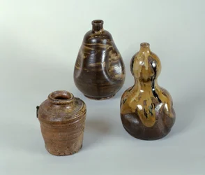 Krukke, Sake-flaske og keramisk kalebass (porselen, keramikk, bronse og emalje)