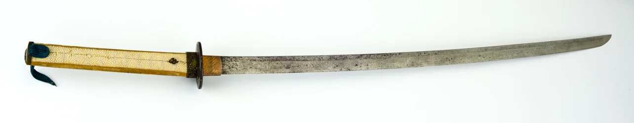 Katana, eller sverd (stål, kobber, messing, rayskin, tre og stoff)