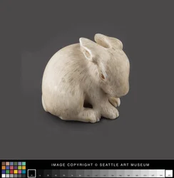 Netsuke modellert som en hare med rav øyne, sent på 1800-tallet (elfenben, rav)