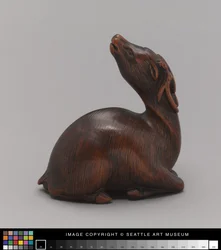 Netsuke modellert som hjort, midten av 1800-tallet (elfenben)