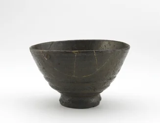 Rakuzan-tebolle i Gibori Irabor-stil, tidlig på 1700-tallet (steintøy med askeglasur, reparasjoner av gulllakk)