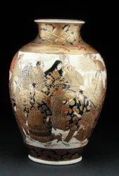 Satsuma vase med figurer i en prosesjon, sent på 1800-tallet (keramikk malt i emaljer)