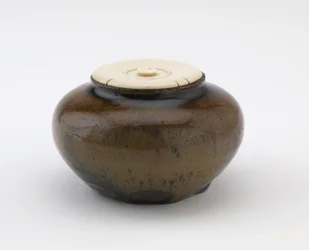 Liten krukke brukt som tebeholder, Gifu-prefektur, Muromachi- eller Momoyama-perioden (keramikk)